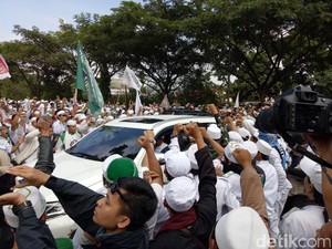 Takbir dan Salawat Massa FPI Sambut Habib Rizieq di Mapolda Jabar