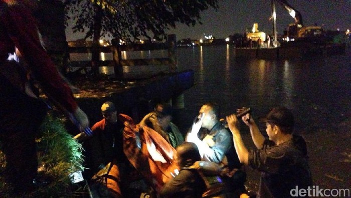 Trailer Tercebur Bozem, Satu Jenazah Diduga Sopir Ditemukan