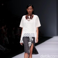 Koleksi Toton Januar di Jakarta Fashion Week 2017. Senayan City. Jakarta. [Foto: Mohammad Abduh/Wolipop]