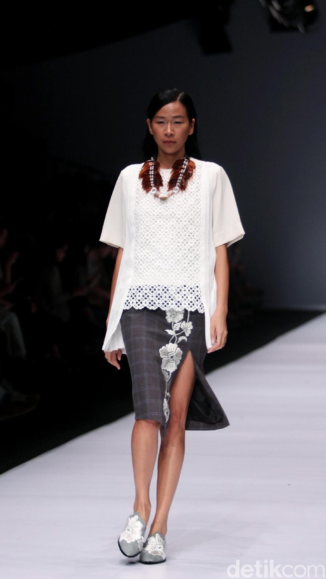 Koleksi Toton Januar di Jakarta Fashion Week 2017. Senayan City. Jakarta. [Foto: Mohammad Abduh/Wolipop]