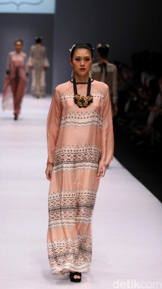 Rancangan Khanaan Shamlan yang mengangkat tema Anatolia di Jakarta Fashion Week 2017. Senayan City. Jakarta. [Foto: Mohammad Abduh/Wolipop]
