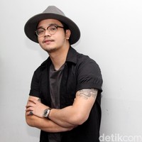 Derby Romero merupakan seorang aktor berdarah Batak yang lahir di Bandung. Namanya dikenal setelah berperan di film Petualangan Sherina saat ia masih kecil. Derby terlahir dengan nama Martua Rumero Derby Nainggolan. Ayahnya lah, Igor Nainggolan, yang berdarah Batak. Foto: Hanif Hawari/detikHOT