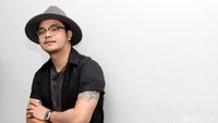 Pria berusia 26 tahun itu melengkapi penampilannya dengan fedora hat dan kacamata. Hanif Hawari/detikHOT