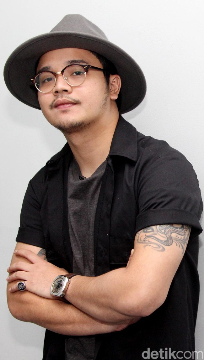 Derby Romero merupakan seorang aktor berdarah Batak yang lahir di Bandung. Namanya dikenal setelah berperan di film Petualangan Sherina saat ia masih kecil. Derby terlahir dengan nama Martua Rumero Derby Nainggolan. Ayahnya lah, Igor Nainggolan, yang berdarah Batak. Foto: Hanif Hawari/detikHOT