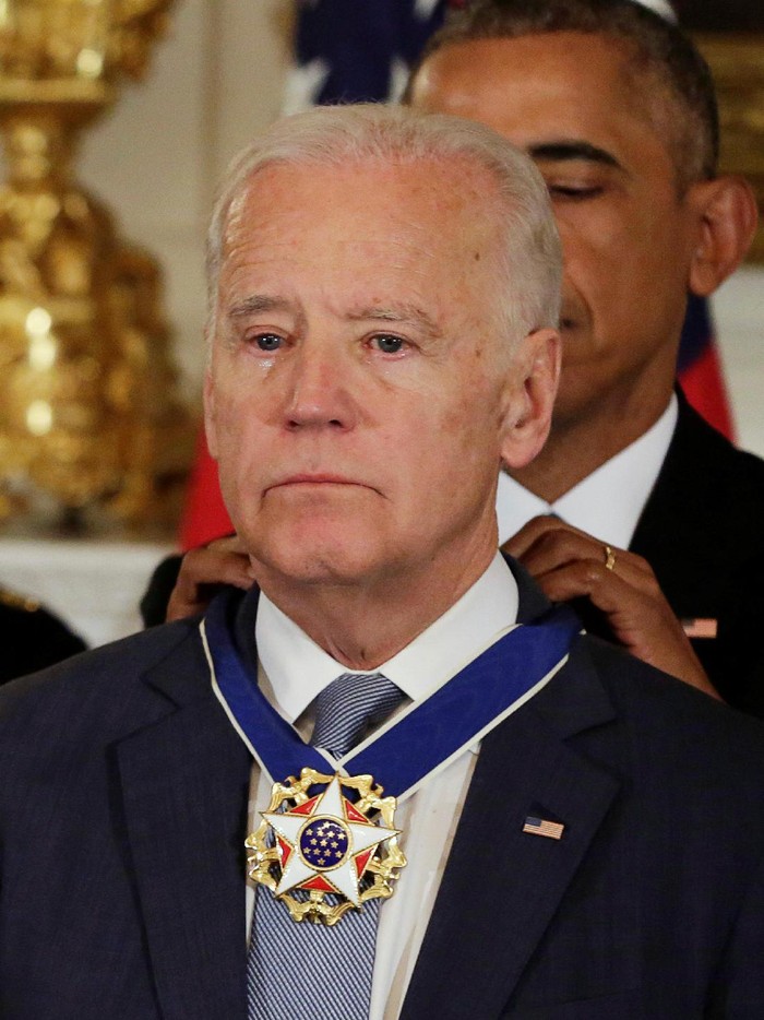 Obama Tiba Tiba Anugerahkan Medali Kehormatan Joe Biden Menangis