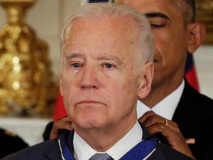 Obama Tiba-tiba Anugerahkan Medali Kehormatan, Joe Biden Menangis