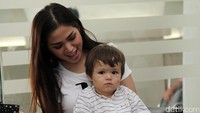 Putra Jessica Iskandar itu diajak sang bunda usai pulang dari sekolah. Hanif Hawari/detikHOT