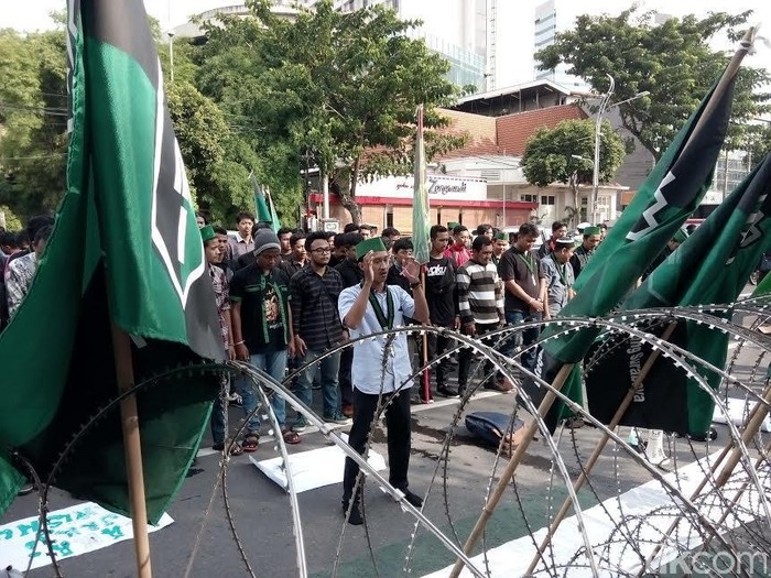 HMI Surabaya Kritisi Kenaikan BBM dengan Salat Jenazah