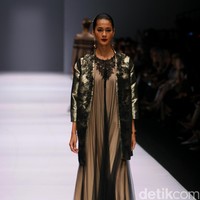 Rancangan Khanaan Shamlan yang mengangkat tema Anatolia di Jakarta Fashion Week 2017. Senayan City. Jakarta. [Foto: Mohammad Abduh/Wolipop]