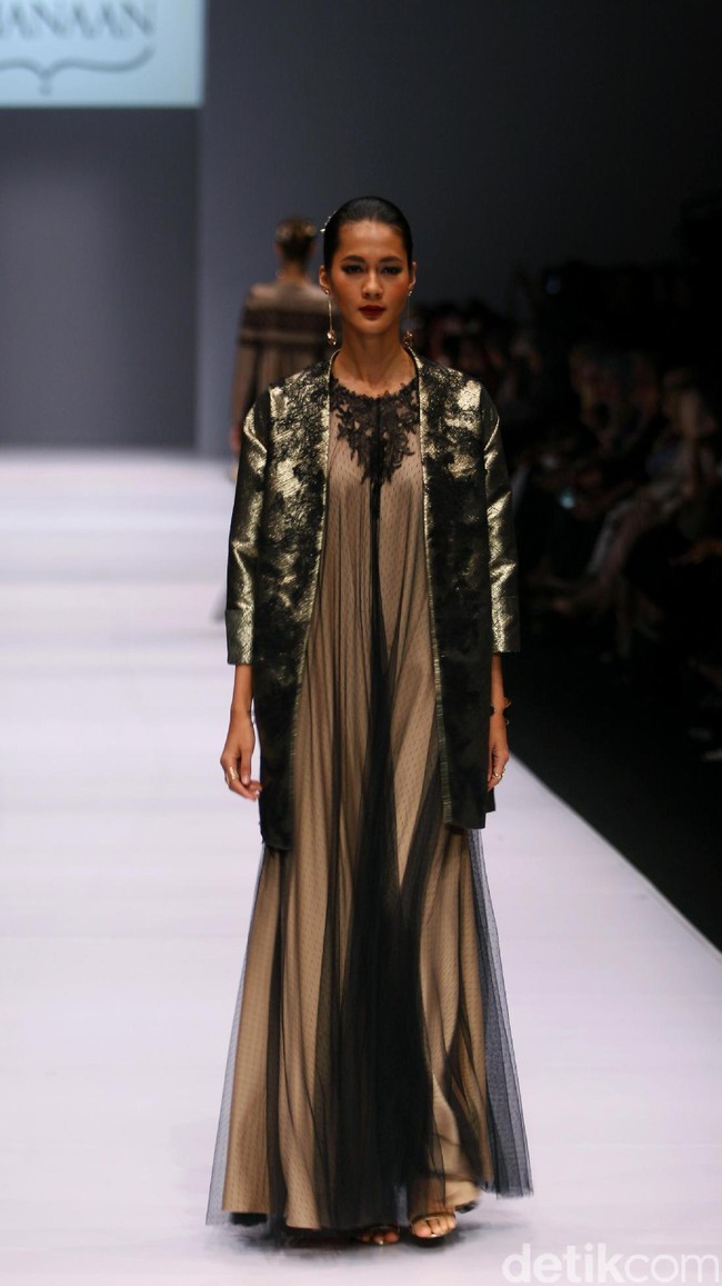 Rancangan Khanaan Shamlan yang mengangkat tema Anatolia di Jakarta Fashion Week 2017. Senayan City. Jakarta. [Foto: Mohammad Abduh/Wolipop]