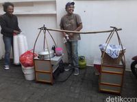 Pedagang gultik di posko Anies-Sandi