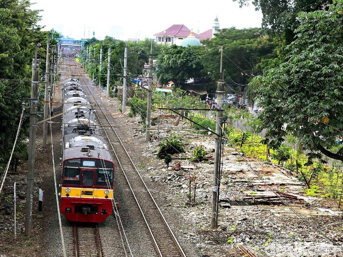 Tawuran Pecah di Rel KA di Antara Klender dan Cipinang