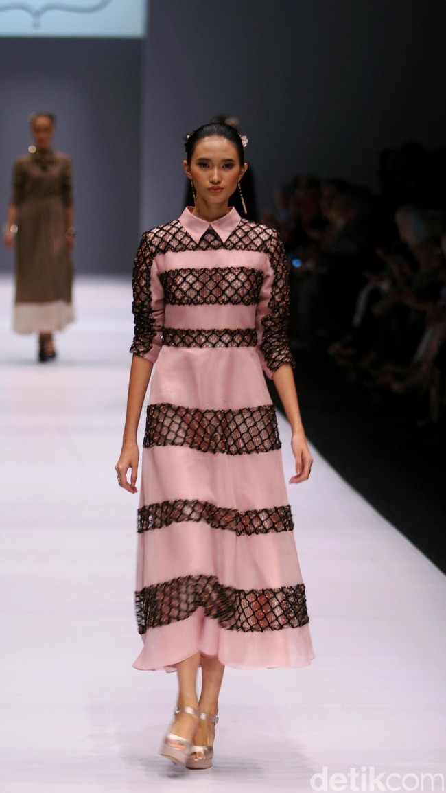 Rancangan Khanaan Shamlan yang mengangkat tema Anatolia di Jakarta Fashion Week 2017. Senayan City. Jakarta. [Foto: Mohammad Abduh/Wolipop]