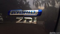 Namun di bagian belakangnya hanya ada tulisan emblem Hybrid dengan warna biru di latar belakangnya.