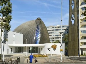 Unik! Gereja Mirip UFO Ada di Dekat Sungai Seine, Paris