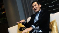Ia tampak necis dengan jas hitam dan kemeja kotak-kotak biru serta celana dan sneakers hitam. Hanif Hawari/detikHOT