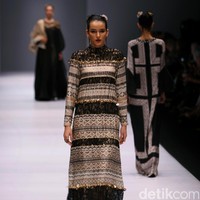Rancangan Khanaan Shamlan yang mengangkat tema Anatolia di Jakarta Fashion Week 2017. Senayan City. Jakarta. [Foto: Mohammad Abduh/Wolipop]