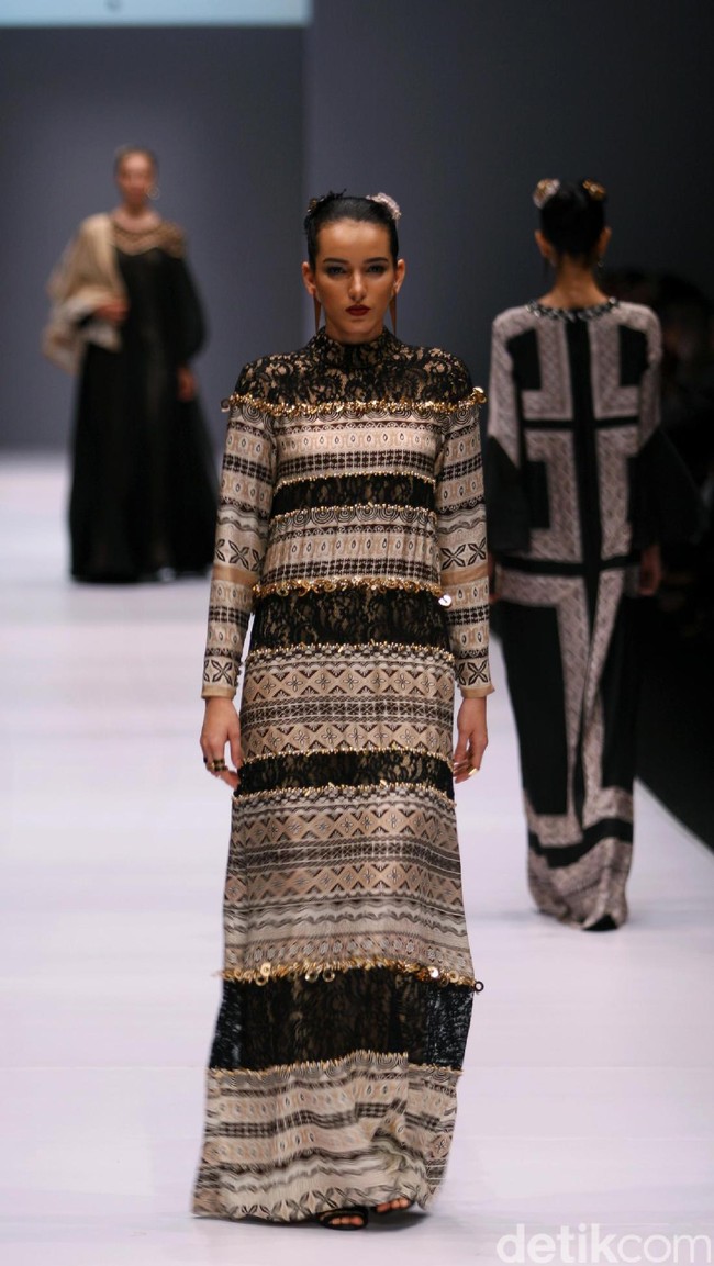 Rancangan Khanaan Shamlan yang mengangkat tema Anatolia di Jakarta Fashion Week 2017. Senayan City. Jakarta. [Foto: Mohammad Abduh/Wolipop]