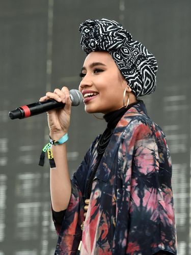 Suka Tampil dengan Gaya Jilbab Turban? Ikuti Tips dari Penyanyi Yuna