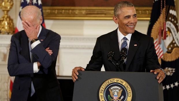 Biden menutup wajahnya karena terharu saat Obama mengumumkan akan menganugerahkan medali kehormatan padanya