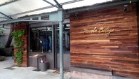 Selain ada toko-toko, ada pula restoran serta cafe-cafe di Huashan 1914 Creative Park. Kamu bisa nongkrong asyik bareng teman-teman di sini (Wahyu/detikTravel)