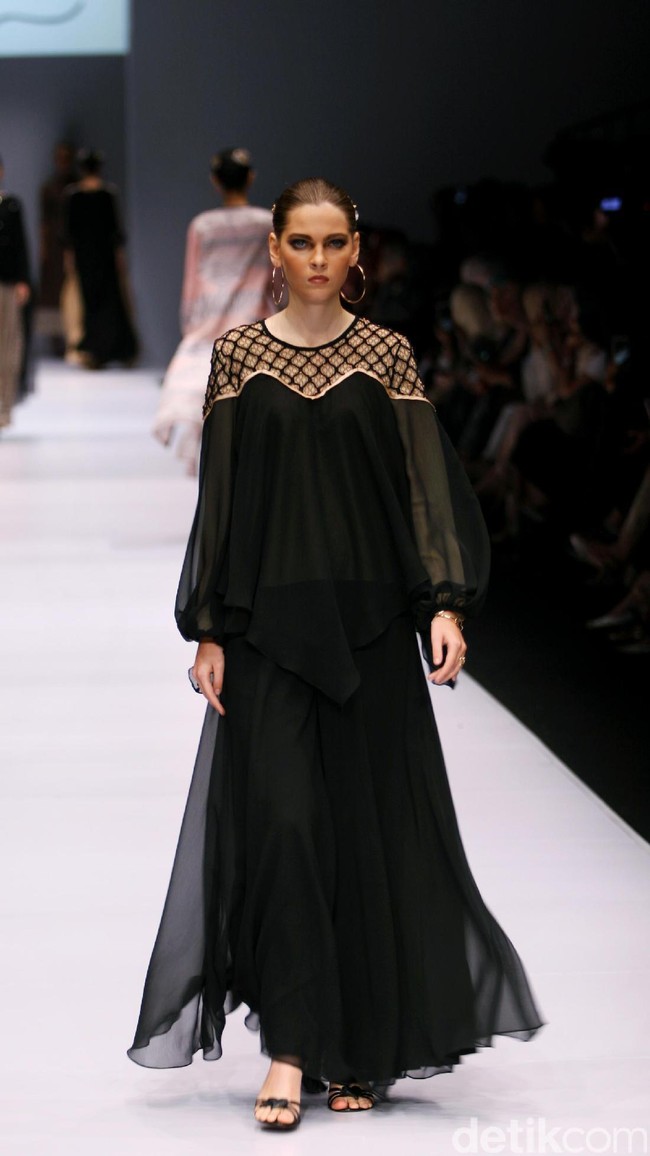 Rancangan Khanaan Shamlan yang mengangkat tema Anatolia di Jakarta Fashion Week 2017. Senayan City. Jakarta. [Foto: Mohammad Abduh/Wolipop]