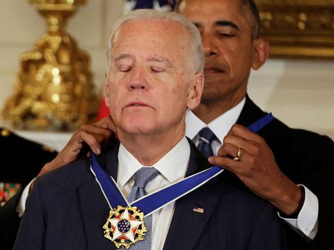 Joe Biden terharu saat dianugerahi Medali Kebebasan Kepresidenan oleh Obama