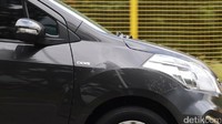 Terdapat badge DDiS yang mengartikan bahw mobil ini menggunakan mesin diesel Suzuki.