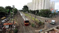 Rel kereta api di kawasan Rawajati, Kalibata, Jakarta, kini terlihat bersih.