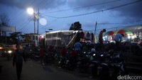 Pedagang juga menyiapkan barang dagangan jelang pasar malam dibuka. 