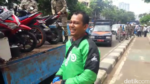 Mangkal di Bahu Jalan Melawai, Sopir Taksi Dihukum Skot Jump