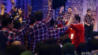 Basuki Tjahaja Purnama (Ahok) menyapa pendukungnya.