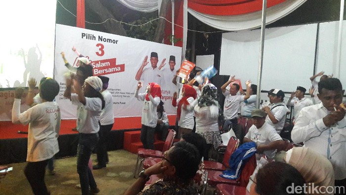 Pendukung Anies-Sandi Joget Bareng di Posko Saat Jeda Debat