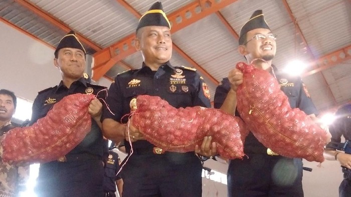 Bea Cukai Kepri Tangkap Kapal Malaysia yang Bawa Bawang Ilegal