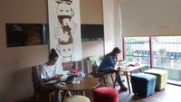 Di kawasan Kemang ada 3K Coffee yang berlokasi dekat Cafe Thirty Three by Mirasari. Kafe tiga lantai ini menempati bangunan tak terlalu besar. Namun kesan homey cukup terasa saat berada di sana. 