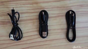 Anker menyediakan 3 kabel, yakni USB - Micro USB, USB - USB Type C, dan USB C - USB C. Foto: detikINET/Adi Fida Rahman