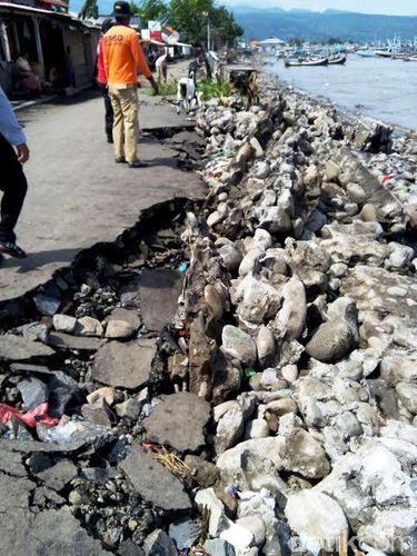 Tangkis laut ambrol diterjang gelombang tinggi