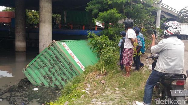 Truk trailer masih di Bozem Moro Krembangan
