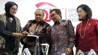 (kiri-kanan) Ketua Dewan Audit OJK Ilya Avianti, Wakil Ketua DK OJK Rahmat Waluyanto, Ketua Dewan Komisioner OJK Muliaman D Hadad, dan Anggota DK Bidang Edukasi dan Perlindungan Konsumen OJK Kusumaningtuti Soetiono berfoto usai menggelar konferensi pers.  