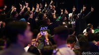 Pendukung pasangan Agus-Sylvi memenuhi arena debat di Hotel Bidakara.