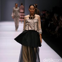 Rancangan Khanaan Shamlan yang mengangkat tema Anatolia di Jakarta Fashion Week 2017. Senayan City. Jakarta. [Foto: Mohammad Abduh/Wolipop]