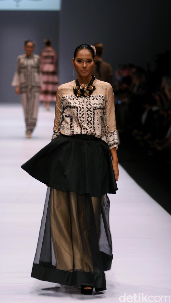 Rancangan Khanaan Shamlan yang mengangkat tema Anatolia di Jakarta Fashion Week 2017. Senayan City. Jakarta. [Foto: Mohammad Abduh/Wolipop]