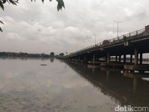 Petugas perbaiki pagar besi yang ditabrak truk trailer