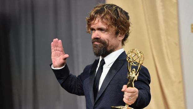LOS ANGELES, CA - SEPTEMBER 20:  Actor Peter Dinklage, winner of Outstanding Supporting Actor in a Drama Series for 'Game of Thrones', poses in the press room at the 67th Annual Primetime Emmy Awards at Microsoft Theater on September 20, 2015 in Los Angeles, California.  (Photo by Alberto E. Rodriguez/Getty Images)