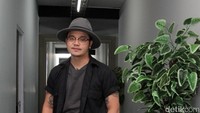 Ia tampak bergaya dengan kemeja hitam, kaus abu-abu, celana abu-abu dan sneakers hitam. Hanif Hawari/detikHOT