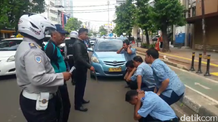 Mangkal di Bahu Jalan Melawai, Sopir Taksi Dihukum Squat Jump