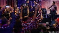 Agus Harimurti Yudhoyono berjabat tangan dengan Basuki Tjahaja Purnama (Ahok) sebelum berdebat.