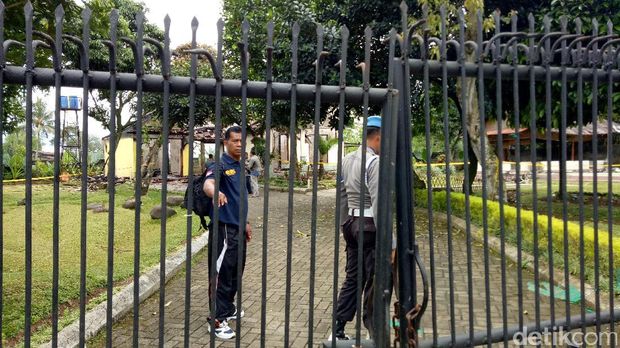  Polisi gelar olah TKP di markas GMBI yang dibakar di Ciampea, Bogor, Jumat (13/1/2017)