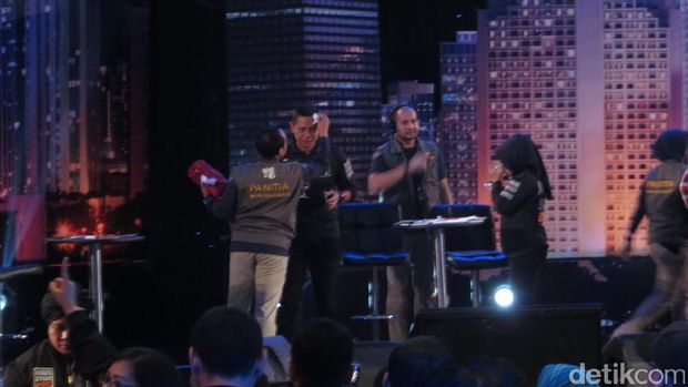 Jeda Debat Kandidat, Cagub-Cawagub 'Didandani' Panitia