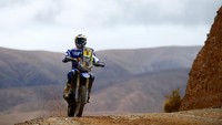 Jagoan Yamaha untuk turun di Reli Dakar 2017 ini adalah WR450F. Motor WR450F ini sebenarnya diperuntukkan untuk enduro (ketahanan), namun Yamaha melakukan banyak modifikasi untuk menjadikannya tangguh digunakkan untuk balapan reli. (Foto: Dan Istitene/Getty Images)